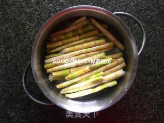 米饭必杀技--舌尖上细嫩的抵抗笋炒泡菜的做法步骤：2