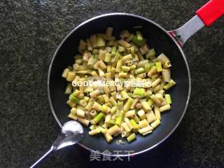 米饭必杀技--舌尖上细嫩的抵抗笋炒泡菜的做法步骤：5