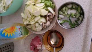 家常炒菜，牛肉炒时蔬的做法步骤：1