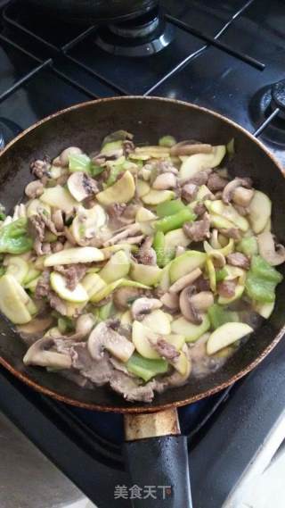 家常炒菜，牛肉炒时蔬的做法步骤：4