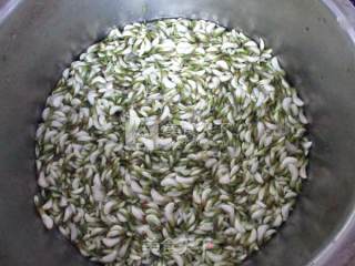 槐花煎饼的做法步骤：1