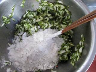 槐花煎饼的做法步骤：3