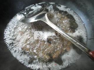 豆豉炒钉螺的做法步骤：3