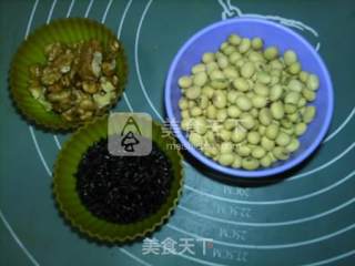 核桃黑米豆浆的做法步骤：1