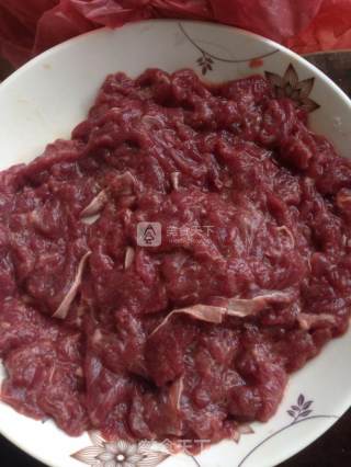 苦瓜炒牛肉的做法步骤：1