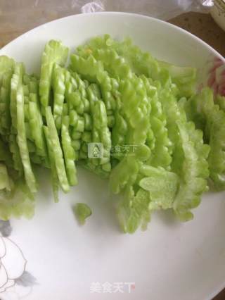 苦瓜炒牛肉的做法步骤：2