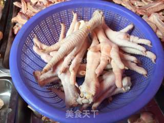 泡椒凤爪的做法步骤：1