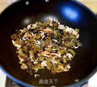 酸菜虾皮炒春笋的做法步骤：2