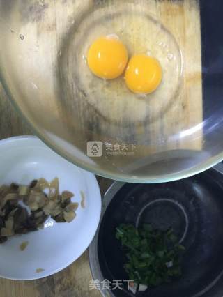 酸菜鸡蛋饼的做法步骤：1