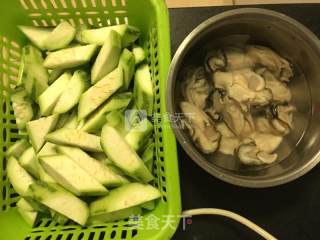 丝瓜浸生蚝的做法步骤：1
