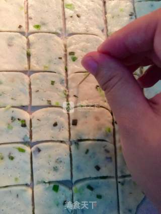 嘎嘣脆的香葱苏打饼干的做法步骤：3