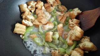 丝瓜炒油条的做法步骤：17
