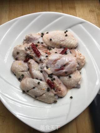可口鸡翅的做法步骤：1