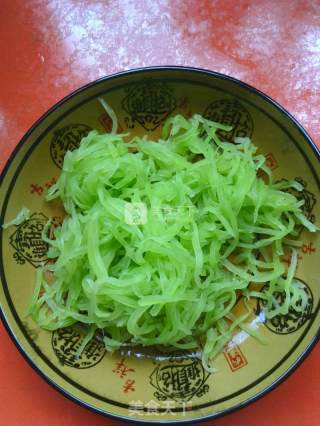莴笋丝炒肉的做法步骤：1