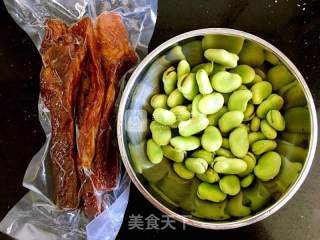 腊肉炒蚕豆的做法步骤：1