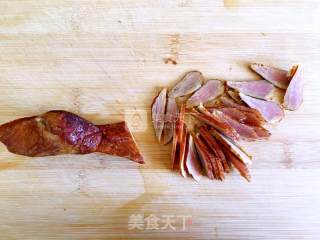 腊肉炒蚕豆的做法步骤：3