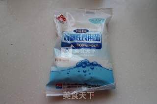 翻沙流油的五香盐蛋（咸鸭蛋）的做法步骤：2