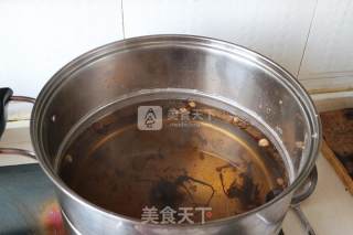 翻沙流油的五香盐蛋（咸鸭蛋）的做法步骤：3