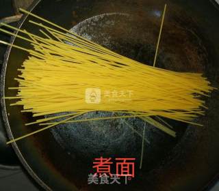 西红柿鸡蛋意大利面的做法步骤：2