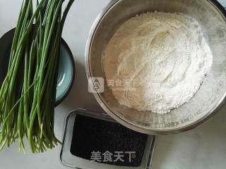 葱香芝麻酥饼的做法步骤：1