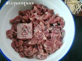 孜然牙签羊肉串儿的做法步骤：1