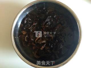 火腿笋干炒木耳的做法步骤：1