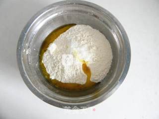 红肠蔬菜披萨的做法步骤：1