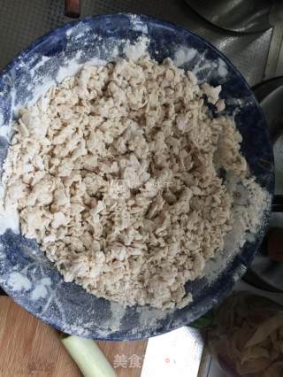 肉丝疙瘩汤，黄瓜疙瘩汤的做法步骤：2