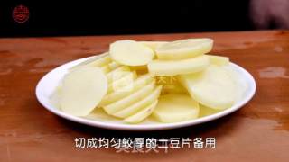 香喷喷的【孜然牛肉土豆片】的做法步骤：1