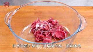 香喷喷的【孜然牛肉土豆片】的做法步骤：2