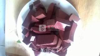 葱爆猪血的做法步骤：1