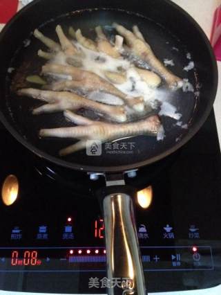 蜜汁蒜蓉辣酱烧鸡爪的做法步骤：2