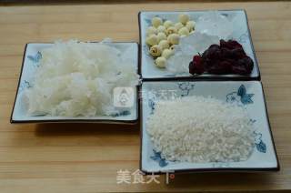 冰糖银耳莲子粥的做法步骤：1