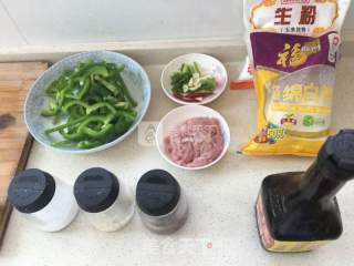 青椒炒肉丝的做法步骤：1