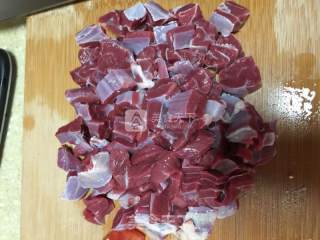 西红柿牛肉玉米汤的做法步骤：1