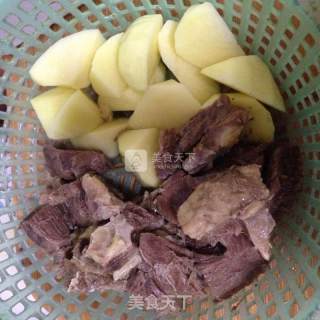 土豆烧牛肉的做法步骤：1
