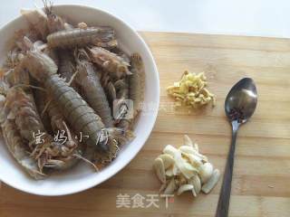 吮指孜然蒜味皮皮虾的做法步骤：2
