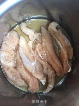 炸鸡柳，鸡条的做法步骤：1