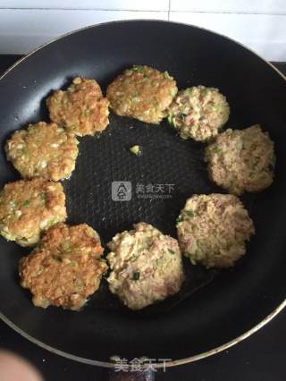 剪肉饼的做法步骤：2
