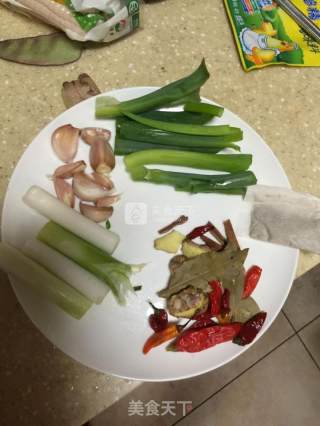 木耳烧牛腱子牛的做法步骤：2