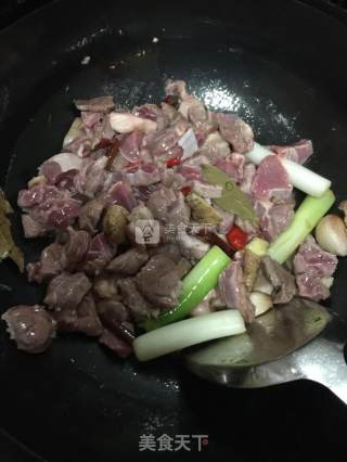 木耳烧牛腱子牛的做法步骤：3