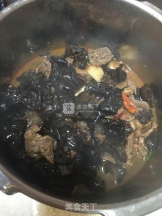 木耳烧牛腱子牛的做法步骤：5