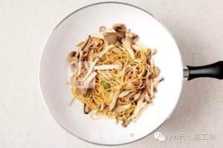 大蒜蘑菇橄榄油意面的做法步骤：7