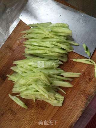 五彩炒肉丝的做法步骤：2