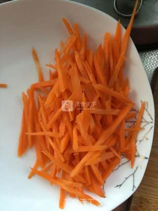 五彩炒肉丝的做法步骤：3