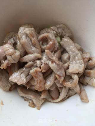 五彩炒肉丝的做法步骤：5