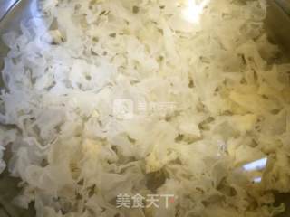 桂花杏仁银耳汤的做法步骤：1