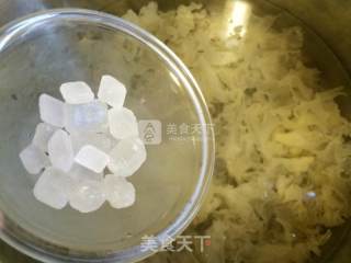 桂花杏仁银耳汤的做法步骤：2