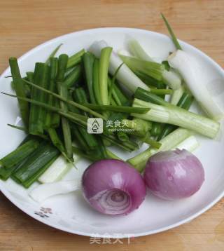 不用油烟也美味——葱油拌面的做法步骤：1