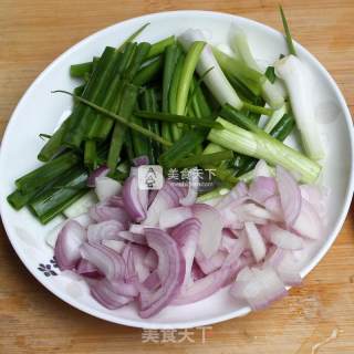 不用油烟也美味——葱油拌面的做法步骤：2